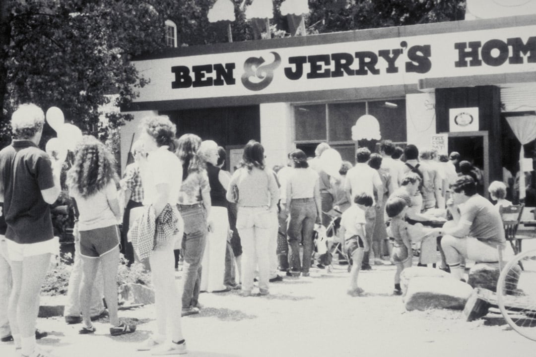 1979 Étape suivante Des gens faisant la queue devant la boutique Ben & Jerry’s
